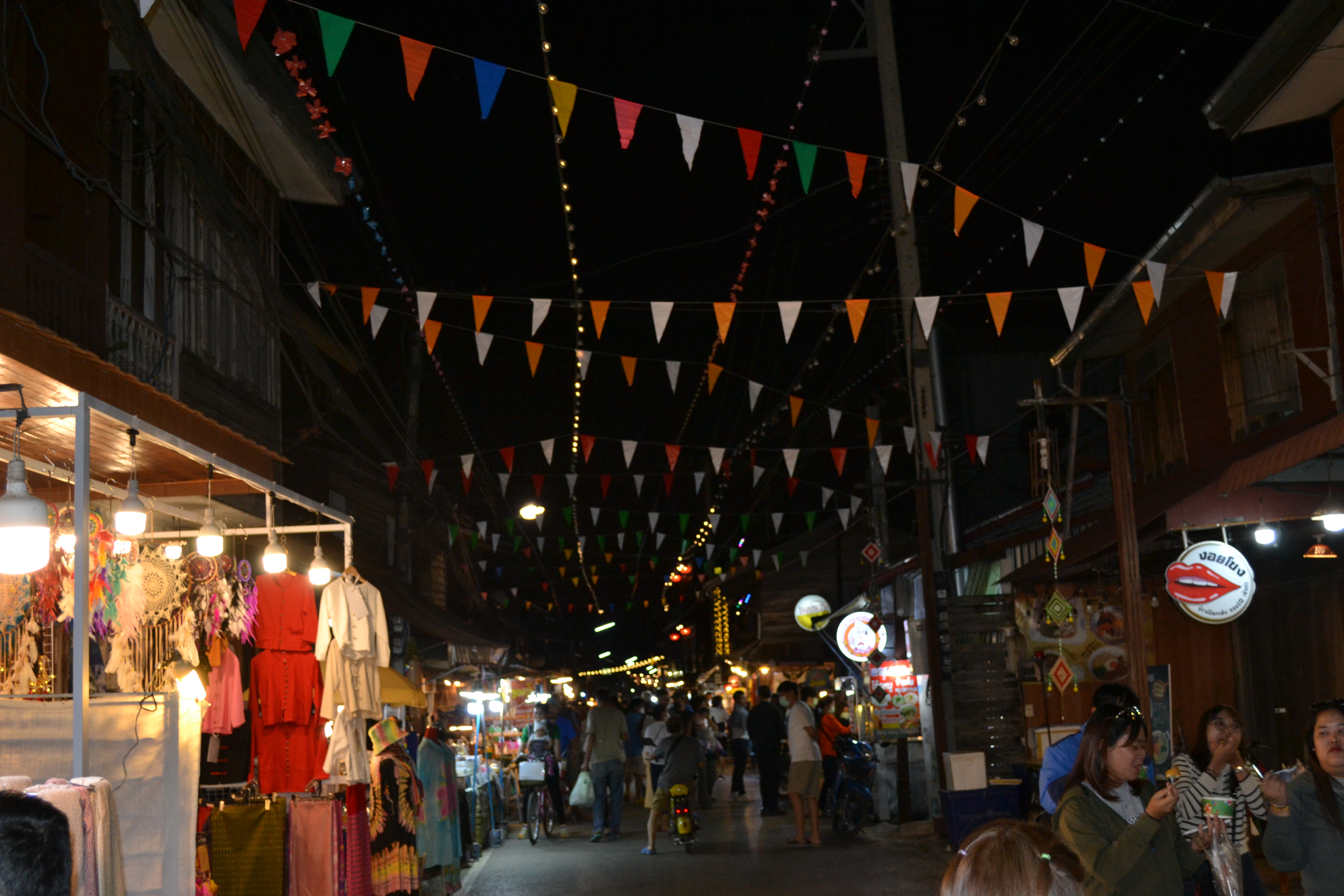 Abend auf der Walking Street in Chiang Khan